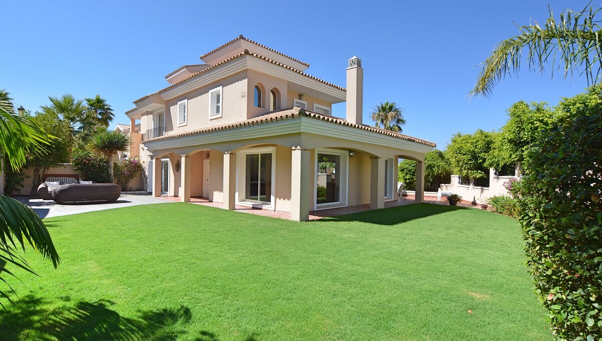 Villa in La Duquesa with 5 bedrooms and 7 bathrooms 470m2