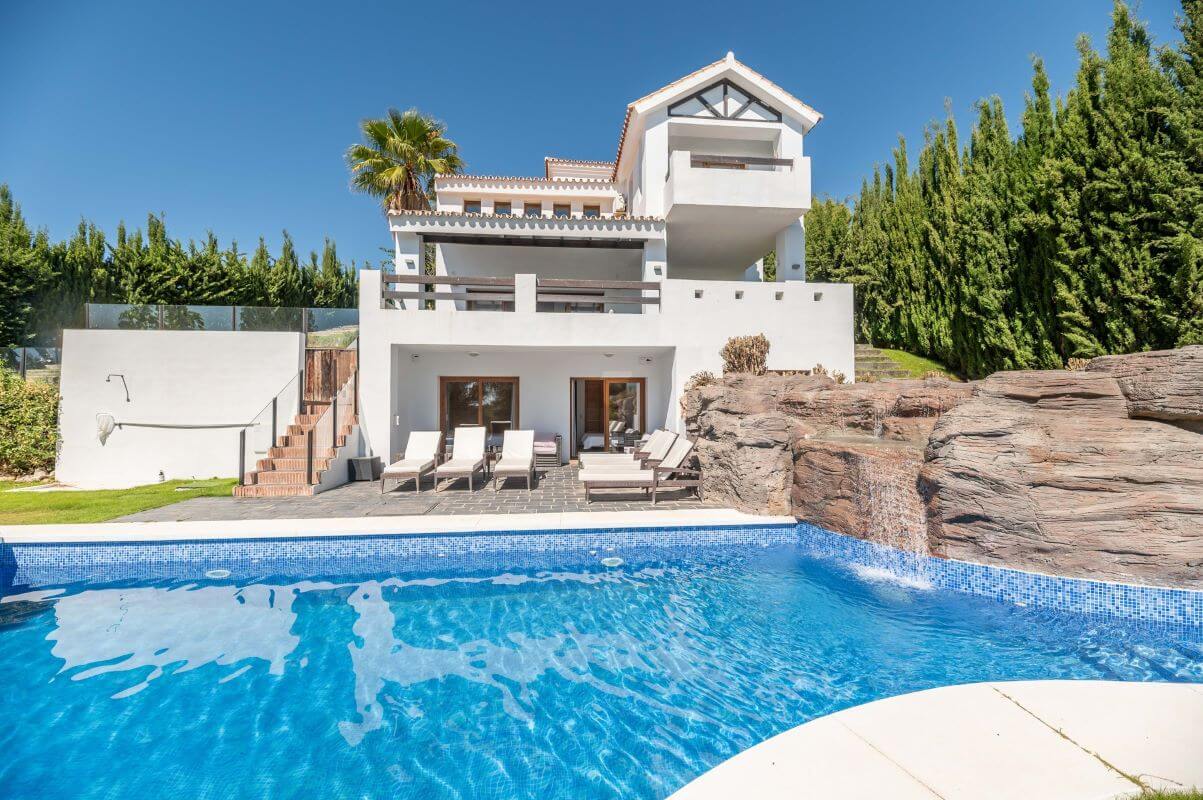 Villa in Estepona with 4 bedrooms and 5 bathrooms 600m2